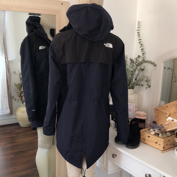 The North Face Windbreaker Jacket 🧥 - Picture 3 of 11